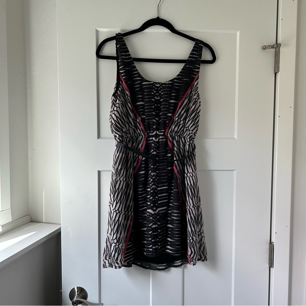 (5 for $20) Vanity Sz M Dress with Belt - Picture 6 of 6
